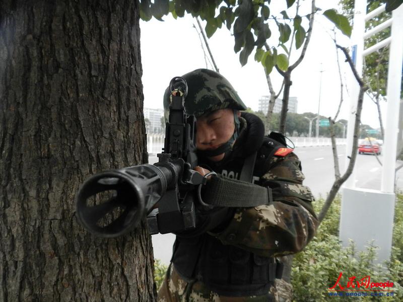 Chaozhou, Feb. 4 (People’s Daily Online) No. 2 detachment of Anhui Armed Police Corps organizes anti-public transport hijacking drills on Feb. 3, 2013. It is reported that the group has organized various combat drills since the Spring Festival travel started, aiming to improve the combat ability under emergencies and secure the safety of travelers during the Spring Festival. (People’s Daily Online/ Xu Wei)