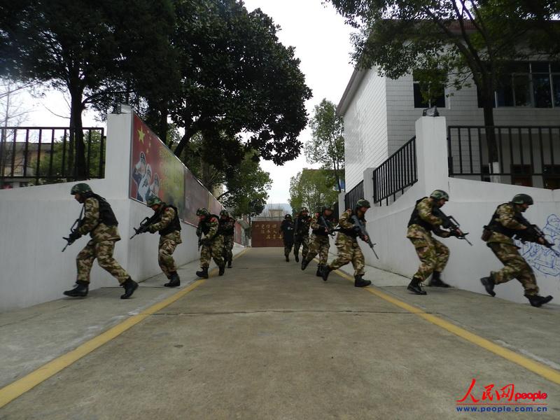 Chaozhou, Feb. 4 (People’s Daily Online) No. 2 detachment of Anhui Armed Police Corps organizes anti-public transport hijacking drills on Feb. 3, 2013. It is reported that the group has organized various combat drills since the Spring Festival travel started, aiming to improve the combat ability under emergencies and secure the safety of travelers during the Spring Festival. (People’s Daily Online/ Xu Wei)