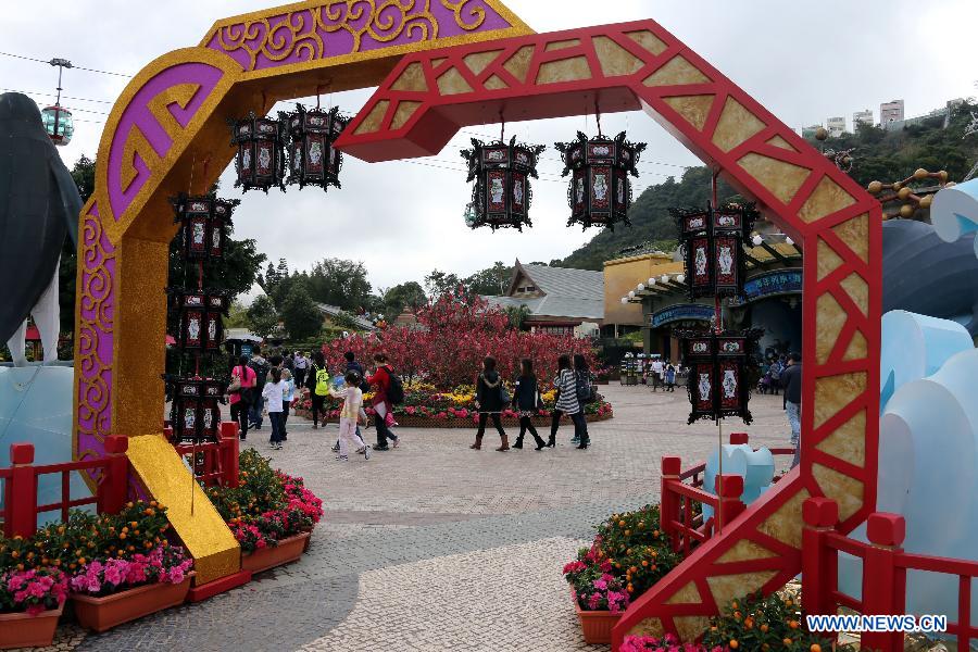 Tourists visit the newly-renovated Hong Kong Ocean Park in south China's Hong Kong, Feb. 5, 2013. The 2013 Lunar Lucky Fiesta will be held from Feb. 9 to 24 in the ocean park to celebrate the coming Chinese New Year of the Snake. (Xinhua/Li Peng)