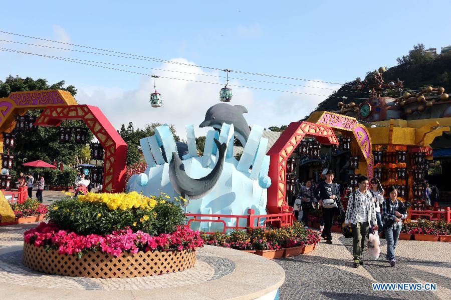 Tourists visit the newly-renovated Hong Kong Ocean Park in south China's Hong Kong, Feb. 5, 2013. The 2013 Lunar Lucky Fiesta will be held from Feb. 9 to 24 in the ocean park to celebrate the coming Chinese New Year of the Snake. (Xinhua/Li Peng)