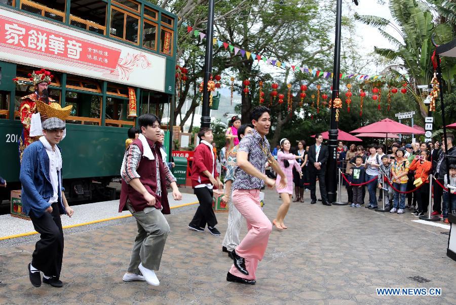 Working staff perform in the newly-renovated Hong Kong Ocean Park in south China's Hong Kong, Feb. 5, 2013. The 2013 Lunar Lucky Fiesta will be held from Feb. 9 to 24 in the ocean park to celebrate the coming Chinese New Year of the Snake. (Xinhua/Li Peng)