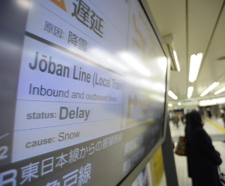An electronic screen shows the train delay due to snowfall in Tokyo, Japan, Feb. 6, 2013. (Xinhua/Kenichiro Seki)