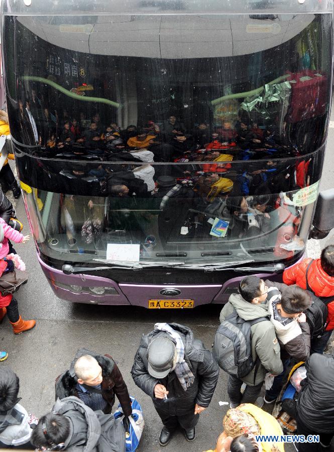 Passengers wait for buses at a coach hub in Zhengzhou, capital of central China's Henan Province, Feb. 6, 2013. China's transport system sees an annual travel rush around the Spring Festival, which starts on Feb. 10 this year. (Xinhua/Li Bo)