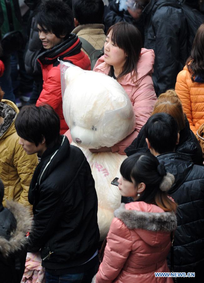 Passengers wait for buses at a coach hub in Zhengzhou, capital of central China's Henan Province, Feb. 6, 2013. China's transport system sees an annual travel rush around the Spring Festival, which starts on Feb. 10 this year. (Xinhua/Li Bo)