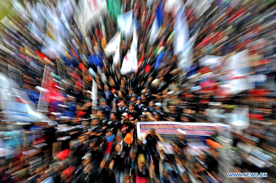 Workers shout slogans during a protest in Jakarta, Indonesia, Feb. 6, 2013. Thousands of Indonesian workers on Wednesday protested against the delay of Jakarta's minimum wage increase. (Xinhua/Agung Kuncahya B.) 