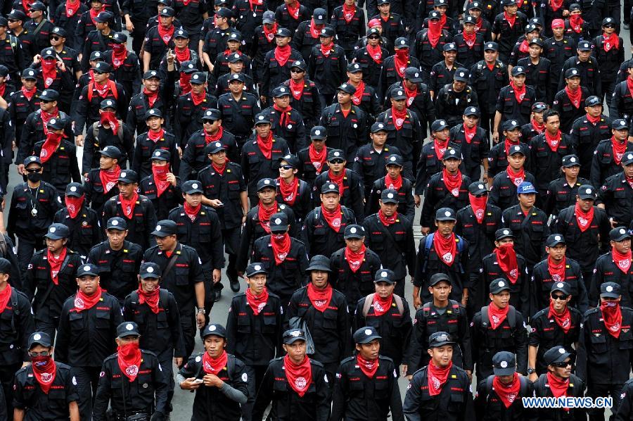 Workers shout slogans during a protest in Jakarta, Indonesia, Feb. 6, 2013. Thousands of Indonesian workers on Wednesday protested against the delay of Jakarta's minimum wage increase. (Xinhua/Agung Kuncahya B.) 