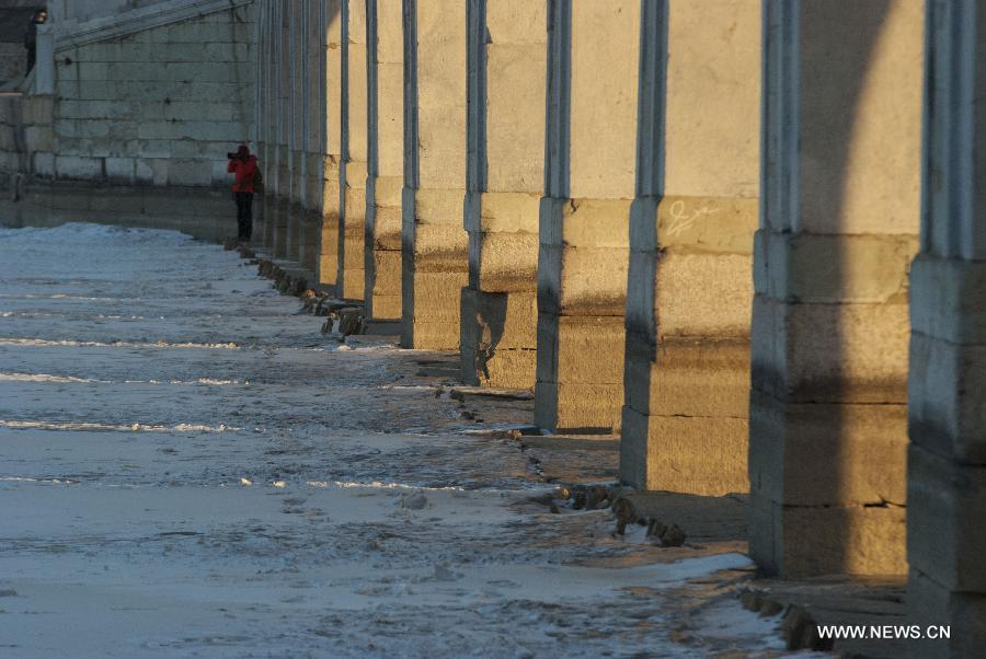 Photo taken on Feb. 4, 2013 shows the scenery of the Summer Palace in winter in Beijing, capital of China. (Xinhua/Li Gang)