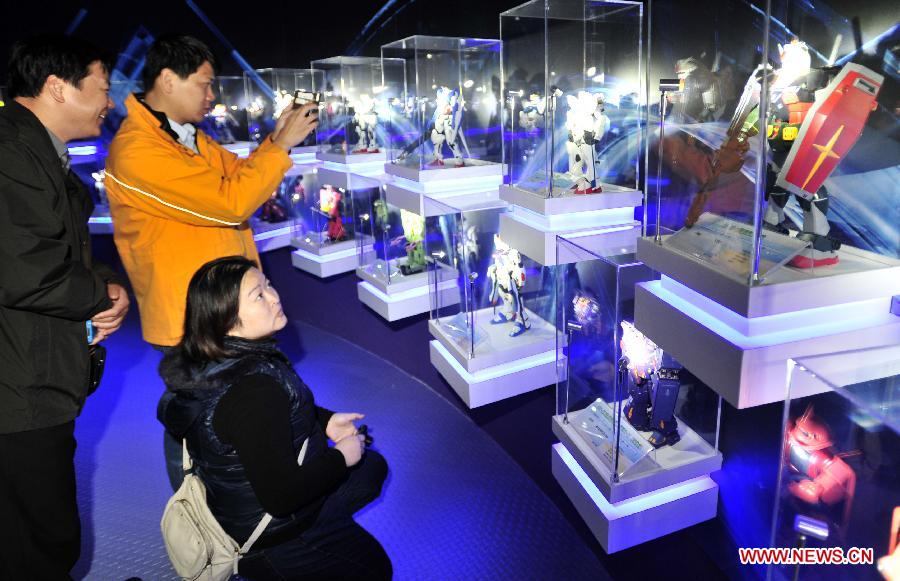Visitors look at an array of Gundam robots in a newly inaugurated robot pavilion at Taipei Expo Park in Taipei, southeast China's Taiwan, Feb. 6, 2013. The robot pavilion was inaugurated Wednesday at the Xinsheng Park of Taipei Expo Park. The facility features 60 robotic exhibits. (Xinhua/Wu Ching-teng)