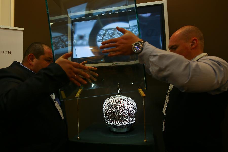 Imitation of the crown of Russian Empress Catherine II mounted with 110,000 diamonds is unveiled at the International Jewellery Exhibition in St. Peterburg, Russia, on Feb. 6, 2013. (Xinhua/Zmeyev)