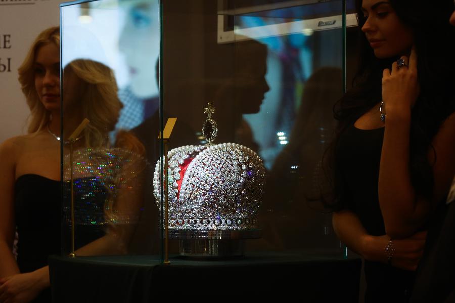 Imitation of the crown of Russian Empress Catherine II mounted with 110,000 diamonds is unveiled at the International Jewellery Exhibition in St. Peterburg, Russia, on Feb. 6, 2013. (Xinhua/Zmeyev)