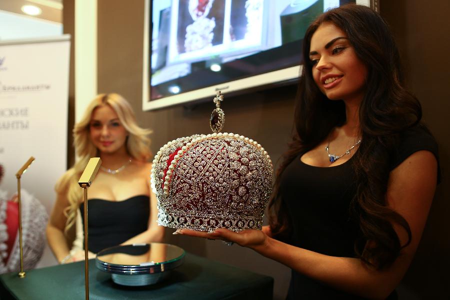 Imitation of the crown of Russian Empress Catherine II mounted with 110,000 diamonds is unveiled at the International Jewellery Exhibition in St. Peterburg, Russia, on Feb. 6, 2013. (Xinhua/Zmeyev)