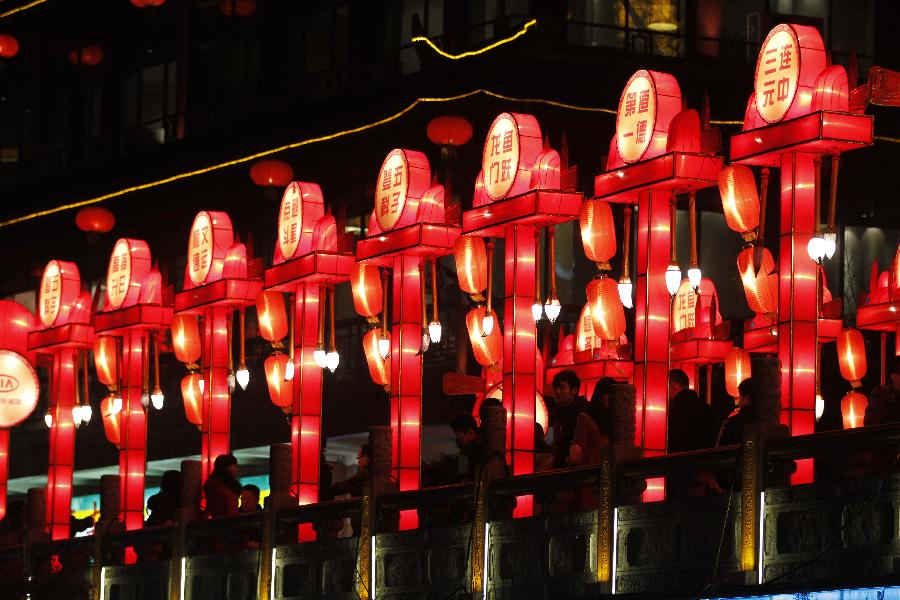 Visitors view lanterns during the 2013 Nanjing Qinhuai Lantern Show at the Confucius Temple in Nanjing, capital of east China's Jiangsu Province, Feb. 6, 2013. Around 500,000 lanterns are displayed during the event to celebrated the upcoming Spring Festival which falls on Feb. 10 this year. (Xinhua/Dong Jinlin) 