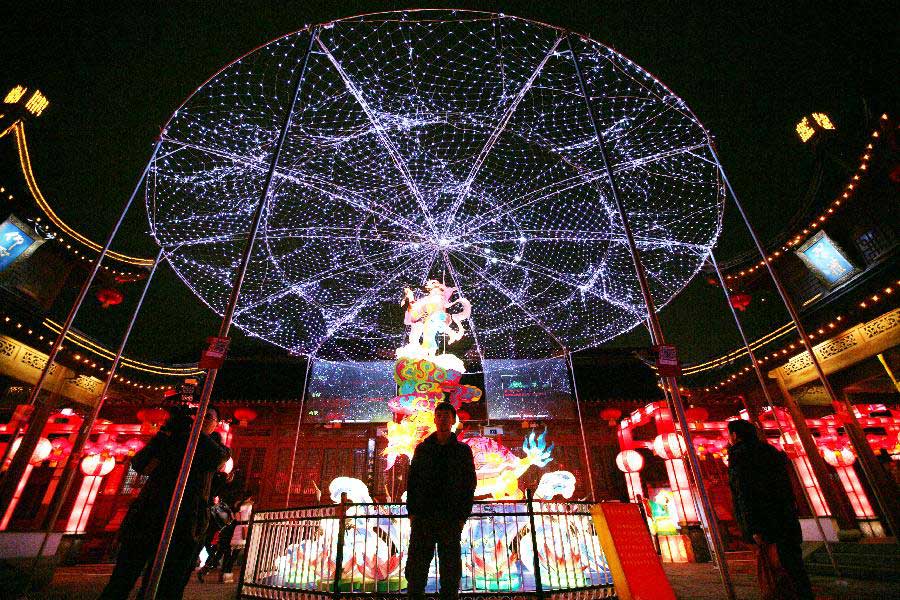 Visitors view lanterns during the 2013 Nanjing Qinhuai Lantern Show at the Confucius Temple in Nanjing, capital of east China's Jiangsu Province, Feb. 6, 2013. Around 500,000 lanterns are displayed during the event to celebrated the upcoming Spring Festival which falls on Feb. 10 this year. (Xinhua) 