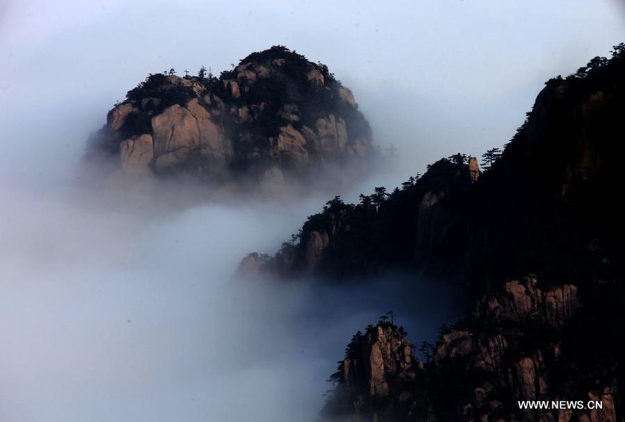 Photo taken on Feb. 6, 2013 shows the sea of clouds after a rainfall at the Huangshan Mountain scenic spot in Huangshan City, east China's Anhui Province. (Xinhua/Shi Guangde) 