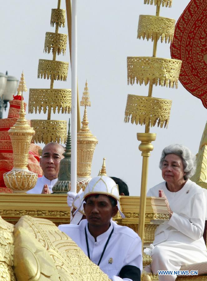 Cambodian King Norodom Sihamoni (L) and his mother Queen Norodom Monineath escort the ashes of late King Father Norodom Sihanouk during a procession in Phnom Penh, Cambodia, Feb. 7, 2013. A week-long royal funeral of Cambodia's late King Norodom Sihanouk came to an end on Thursday when part of his cremains were taken from the cremation site to keep in the royal palace in a procession. (Xinhua/Zhao Yishen)