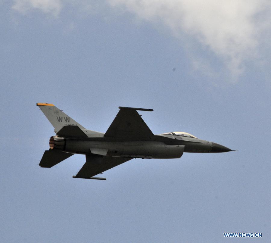 A plane performs during the inauguration ceremony of the Aero India 2013 in Bangalore, India, Feb. 6, 2013. More than 600 aviation companies around the world attended the five-day event. (Xinhua/Wang Ping) 