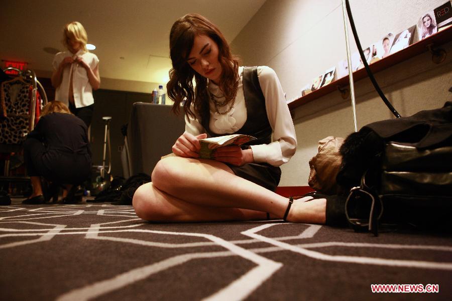 A model rests backstage prior to the WHIT Fall 2013 collection, at the W Hotel in Manhattan of New York, the United States, Feb. 6, 2013. The WHIT Fall 2013 collection, inspired by romantic movements and themes, emphasizes a young dreamy Marianne Faithful. Following a bright Spring Collection, the Fall Collection settles on a darker palate with fresh plays on plaids, paisleys, and animal print. (Xinhua/Zhai Xi)