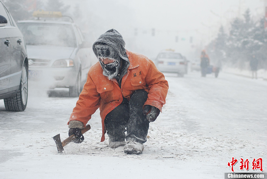 Pedestrian braves the cold weather in Yakeshi of Hulun Buir in Inner Mongolia on Feb. 6, 2013. Influenced by the strong cold air, Hulun Buir area of northeast Inner Mongolia experienced low temperatures. Some cities even had extreme cold weather. The temperature in Yakeshi city dropped to minus 42 degrees Celsius, and to minus 44 degrees Celsius in Tulihe county at 7 a.m. on Feb. 6, 2013. The extreme cold caused the icy fog weather. (Xinhua/Wang Wei)