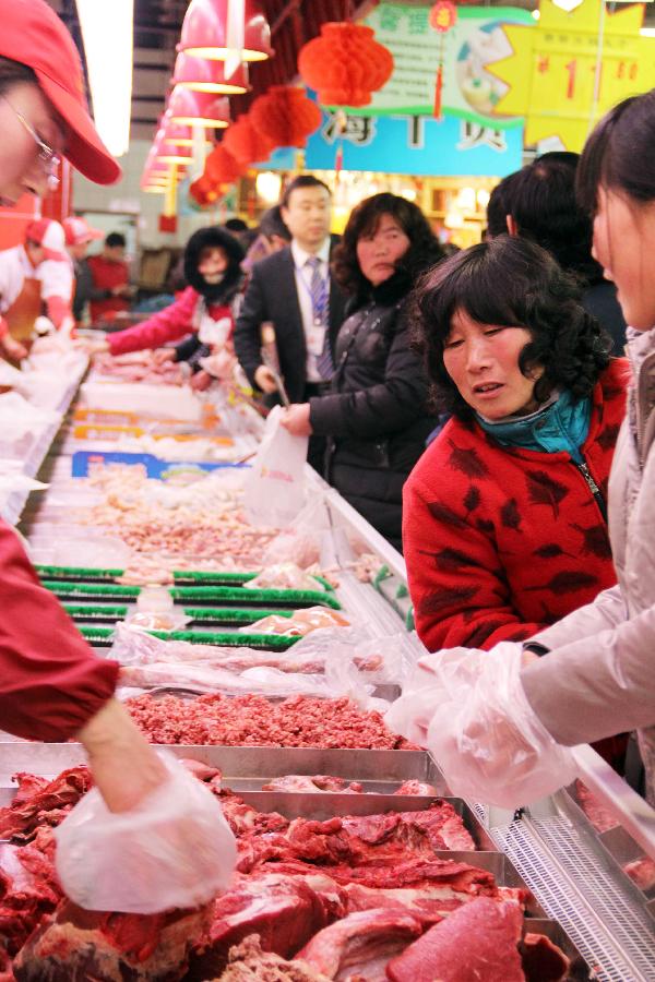 People select meat at a supermarket in Ganyu County, east China's Jiangsu Province, Feb. 7, 2013, to prepare for the coming Spring Festival, which falls on Feb. 10 this year. (Xinhua/Si Wei)