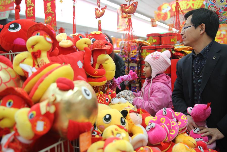 People select snake-shaped toys at a supermarket in Sanhe City, north China's Hebei Province, Feb. 7, 2013. The coming lunar new year, which falls on Feb. 10, 2013, marks the Year of Snake on the Chinese Zodiac.((Xinhua/Liang Zhiqiang)
