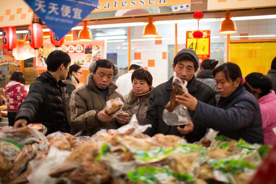 People select goods at a supermarket in Huaibei City, east China's Anhui Province, Feb. 7, 2013, to prepare for the coming Spring Festival, which falls on Feb. 10 this year. (Xinhua/Wang Wen)