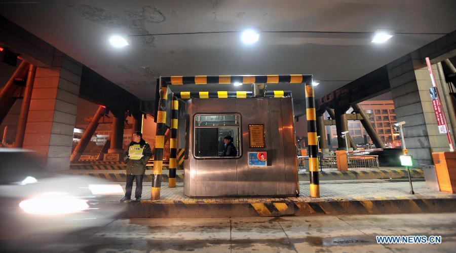 A car moves through a toll gate of highway in Changsha, capital of central China's Hunan Province, on Feb. 9, 2013. The highways in China will be toll-free for passenger cars from 0:00 on Feb. 9 to 24:00 on Feb. 15 when most Chinese will go home for the Spring Festival and return to work. (Xinhua/Li Ga) 