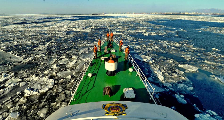 Marine police officials patrol the waters among floating sea ice off Qinhuangdao, Feb. 1. (Xinhua/Yang Shiyao)