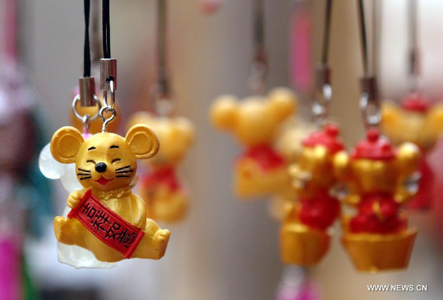 File photo taken on Feb. 9, 2008 shows handicrafts of rats at a temple fair in Zhengzhou, capital of central China's Henan Province. 2008 was the Year of the Rat in the Chinese Zodiac. Chinese Zodiac is represented by 12 animals to record the years and reflect people's attributes, including the rat, ox, tiger, rabbit, dragon, snake, horse, sheep, monkey, rooster, dog and pig.(Xinhua/Wang Song) 