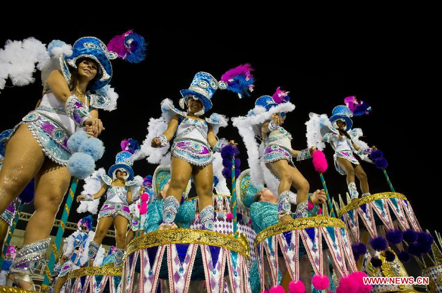 Performers participate in the samba parade in Rio de Janeiro, Brazil, Feb. 8, 2013. (Xinhua/Weng Xinyang) 