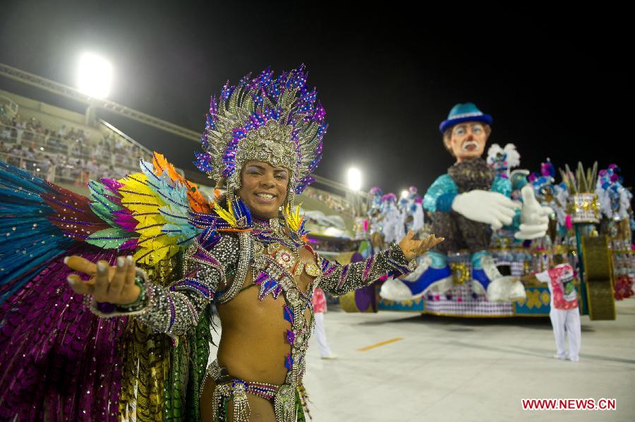 A performer participates in the samba parade in Rio de Janeiro, Brazil, Feb. 8, 2013. (Xinhua/Weng Xinyang) 