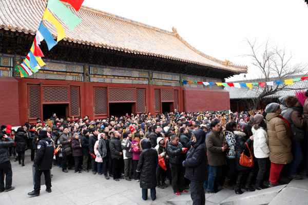 People wait to pray for good fortune as they enter Yonghegong Lama Temple on the first day of the Chinese Lunar New Year in Beijing Feb 10, 2013. (Photo/chinadaily.com.cn)