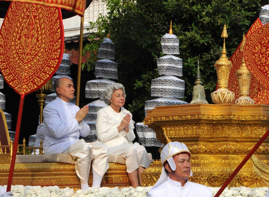 Cambodian King Norodom Sihamoni (L) and his mother Queen Norodom Monineath escort the ashes of late King Father Norodom Sihanouk during a procession in Phnom Penh, Cambodia, Feb. 7, 2013. A week-long royal funeral of Cambodia's late King Norodom Sihanouk came to an end on Thursday when part of his cremains were taken from the cremation site to keep in the royal palace in a procession. (Xinhua/Zhao Yishen)