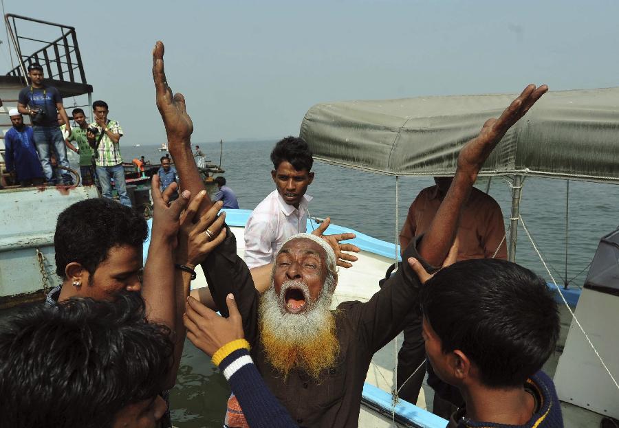 A relative of a missing passenger mourns after a ferry sank on giant Meghna river, in Munshiganj February 8, 2013. (Xinhua/Reuters Photo)