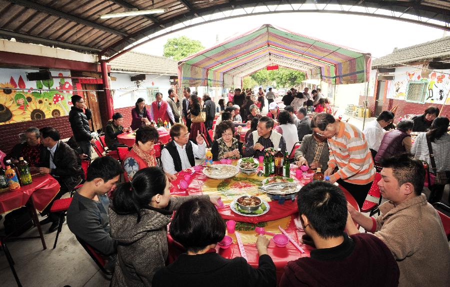 A family surnamed Wu hold a banquet to welcome their daughters, sons-in-law and grandchildren in Chiayi County, southeast China's Taiwan, Feb. 11, 2013. It is the second day of this year's Lunar New Year, or Spring Festival, on Feb. 11, when Chinese married women usually follow a tradition to visit parents with their husbands. (Xinhua/Wu Ching-teng) 