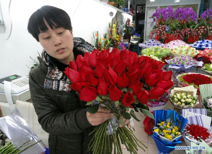 A flower shop staff member prepares roses for the sales peak during the upcoming Valentine's Day in Suzhou City, east China's Jiangsu Province, Feb. 11, 2013. (Xinhua/Wang Jiankang) 