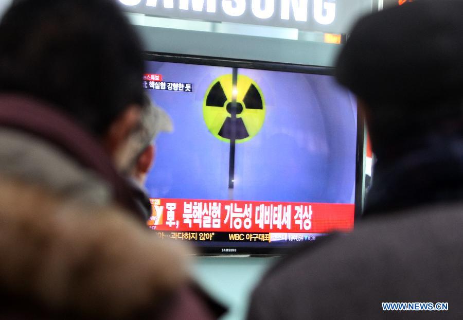 People watch news reports of the suspected nuclear test by the Democratic People's Republic of Korea, in Seoul, South Korea, Feb. 12, 2013. The South Korean Defense Ministry believed that the Democratic People's Republic of Korea (DPRK) has conducted a nuclear test on Tuesday, a local TV station reported. The DPRK said on Tuesday that it has successfully conducted a third nuclear test to safeguard national security against U.S. hostile policy, the official KCNA news agency reported.  (Xinhua/Park Jin-hee)