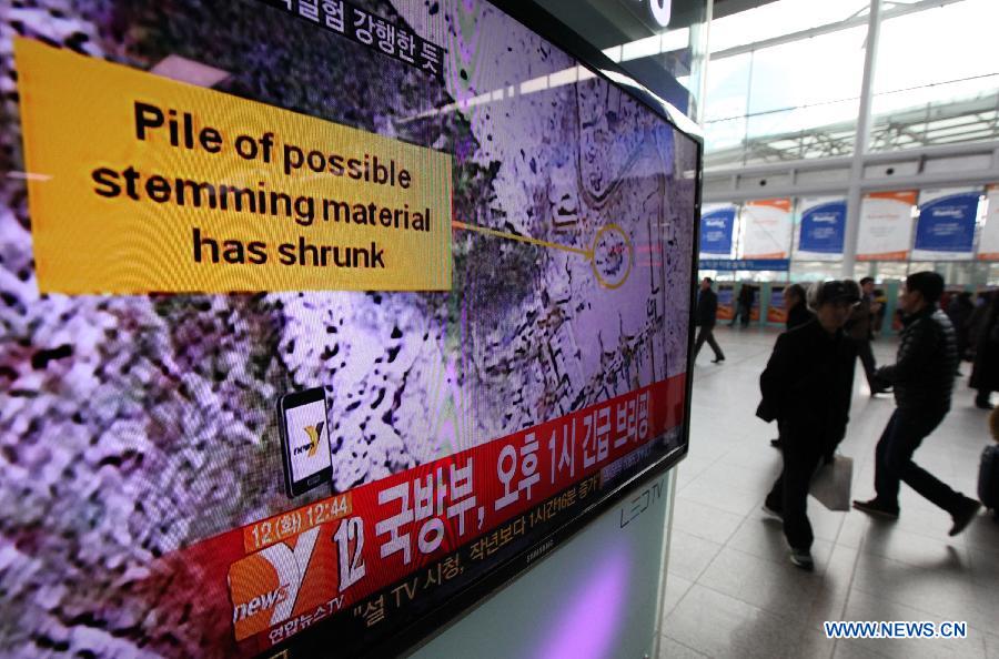 People walk past a TV screen broadcasting news of the suspected nuclear test by the Democratic People's Republic of Korea, in Seoul, South Korea, Feb. 12, 2013. The South Korean Defense Ministry believed that the Democratic People's Republic of Korea (DPRK) has conducted a nuclear test on Tuesday, a local TV station reported. The DPRK said on Tuesday that it has successfully conducted a third nuclear test to safeguard national security against U.S. hostile policy, the official KCNA news agency reported.  (Xinhua/Park Jin-hee)