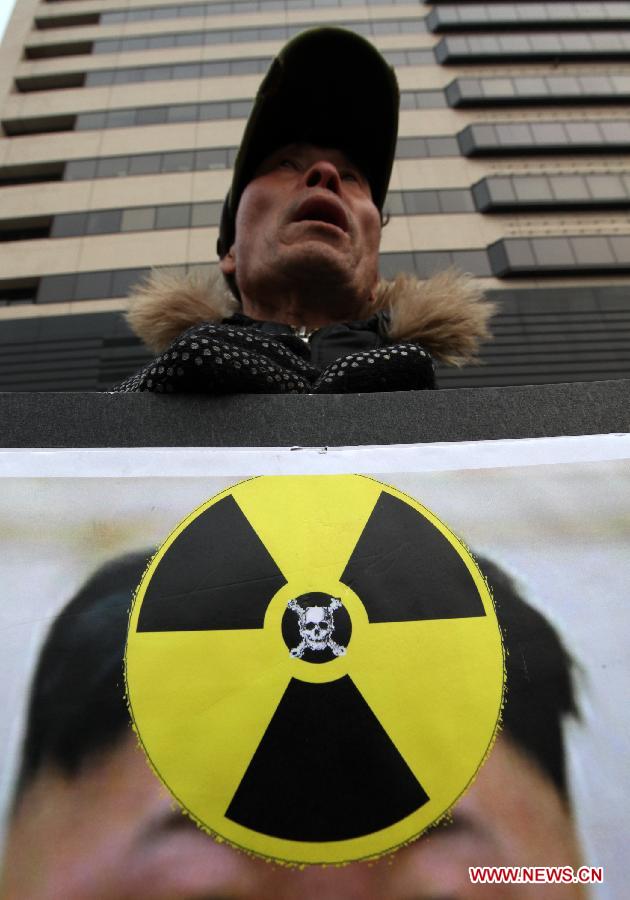 A member of conservative civic groups takes part in a demonstration against the third nuclear test by the Democratic People's Republic of Korea (DPRK) in Seoul, South Korea, Feb. 12, 2013. The DPRK said on Tuesday that it has successfully conducted a third nuclear test to safeguard national security against U.S. hostile policy, the official KCNA news agency reported.(Xinhua/Park Jin hee) 