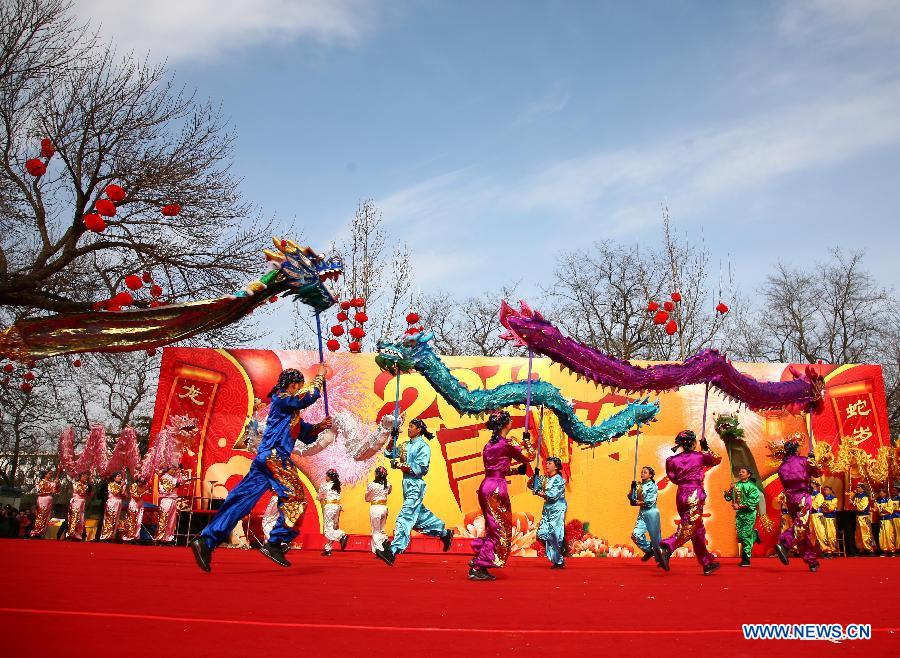 Artists perform the dragon dance during a temple fair held to celebrate the Spring Festival, or the Chinese Lunar New Year, in Beijing, capital of China, Feb. 10, 2013. (Xinhua/Fan Jiashan)