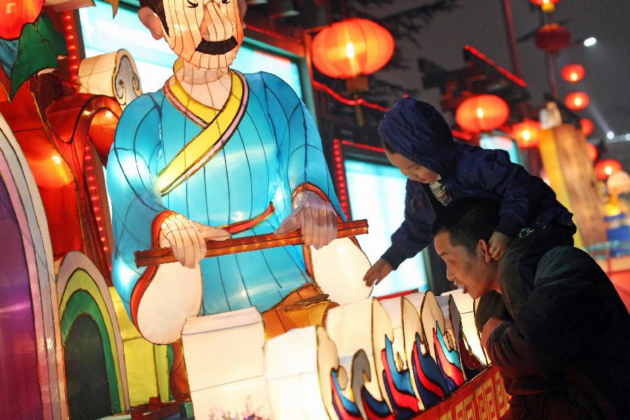 Visitors view the lanterns during a lantern show held to celebrate the Spring Festival, or the Chinese Lunar New Year, in Guiyang, capital of southwest China's Guizhou Province, Feb. 12, 2013. (Xinhua/Long Chengfu)