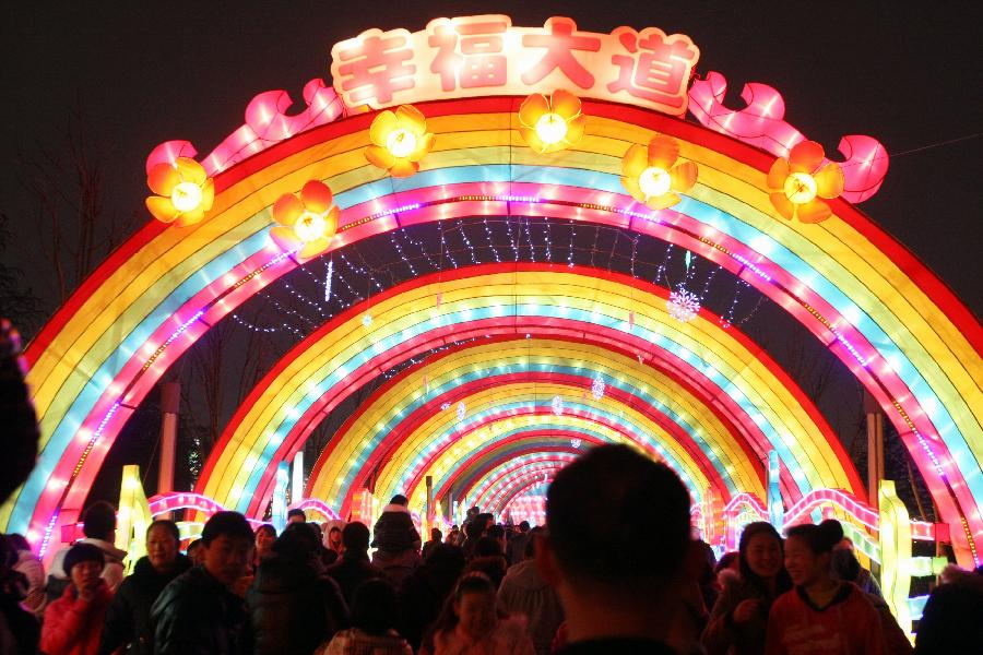 Visitors view the lanterns during a lantern show held to celebrate the Spring Festival, or the Chinese Lunar New Year, in Guiyang, capital of southwest China's Guizhou Province, Feb. 12, 2013. (Xinhua/Long Chengfu)