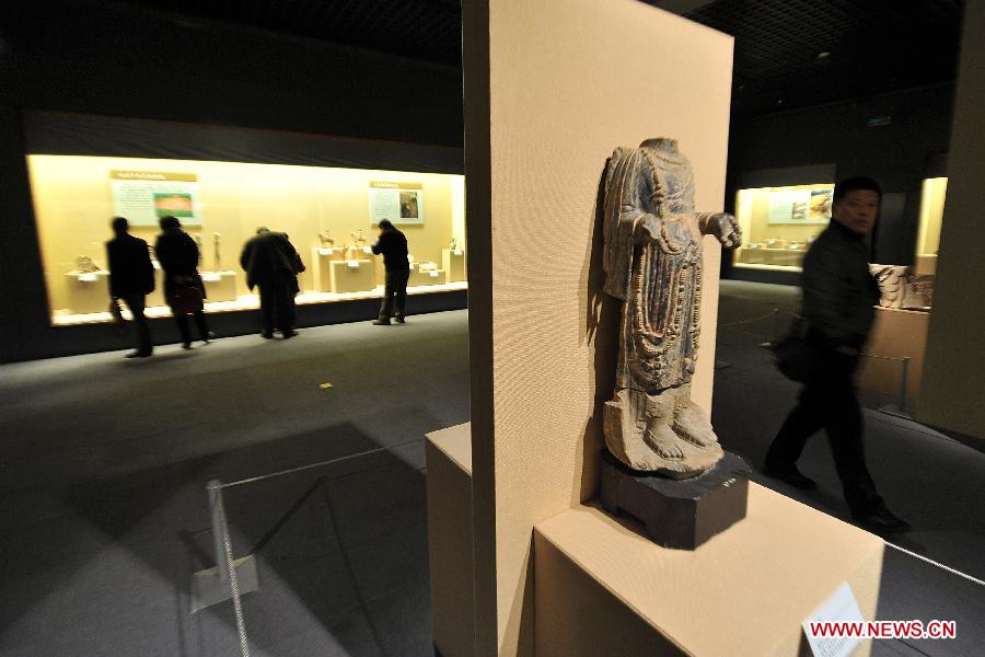 Citizens view artworks at the Shanxi Museum in Taiyuan, capital of north China's Shanxi Province, Feb. 12, 2013. Some citizens spent their Spring Festival holiday by viewing exhibitions in museums. (Xinhua/Zhan Yan)