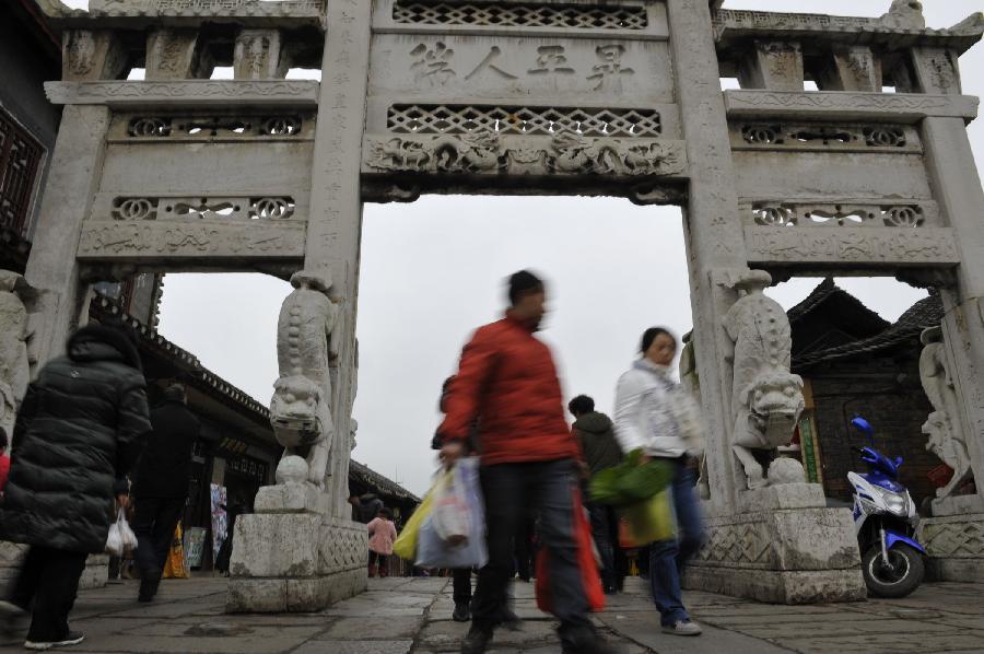 Tourists are seen on the street of Qingyan Town in Guiyang, capital of southwest China's Guizhou Province, Feb. 13, 2013. Large amount of tourists visited the time-honored Qingyan Town during the Spring Festival holiday. (Xinhua/Ou Dongqu)