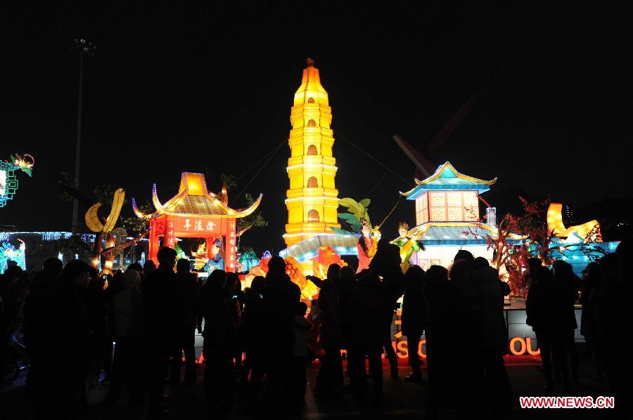 Visitors view the lanterns during a lantern show held to celebrate the Spring Festival, or the Chinese Lunar New Year, in Suzhou, east China's Jiangsu Province, Feb. 13, 2013. (Xinhua/Hang Xingwei) 