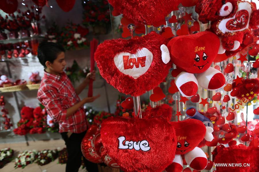 A Palestinian vendor decorates his shop on Valentine's Day in Gaza City on Feb. 14, 2013. [Xinhua/Wissam Nassar]