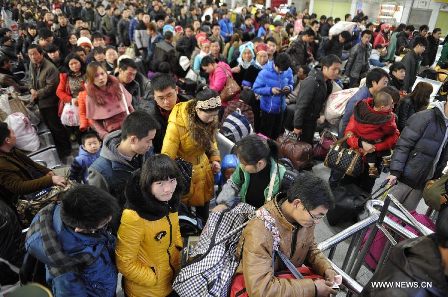 Passengers wait for entering Guiyang Railway Station in Guiyang, capital of southwest China's Guizhou Province, Feb. 15, 2013. China's railways will be tested Friday, when passenger flows peak at the end of the Spring Festival holiday. Some 7.41 million trips will be made on the country's railways with travelers returning to work as the week-long Lunar New Year celebration draws to a close, the Ministry of Railways said. (Xinhua/Ou Dongqu)  