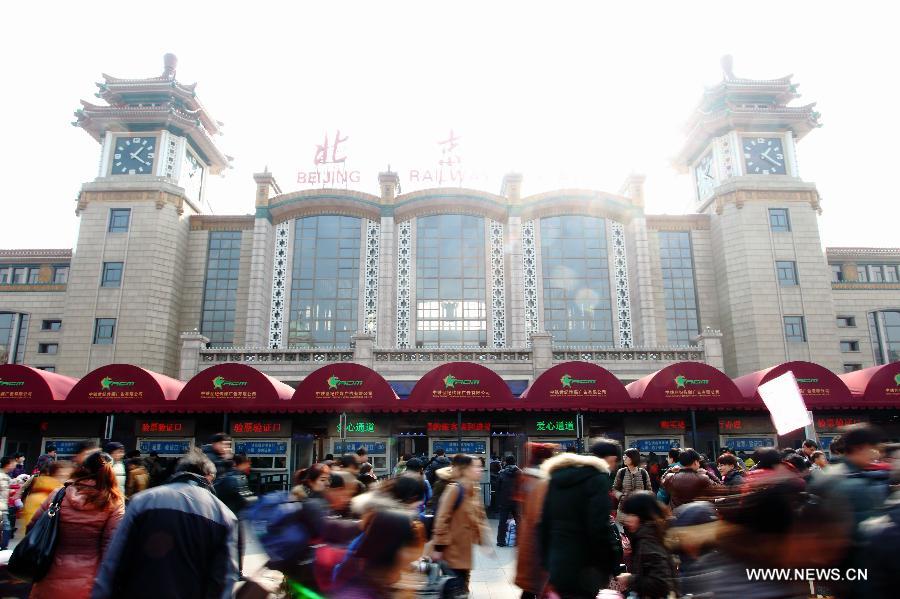 Passengers are seen at the square of Beijing Railway Station in Beijing, capital of China, Feb. 15, 2013. China's railways will be tested Friday, when passenger flows peak at the end of the Spring Festival holiday. Some 7.41 million trips will be made on the country's railways with travelers returning to work as the week-long Lunar New Year celebration draws to a close, the Ministry of Railways said. (Xinhua/Bai Xueqi) 