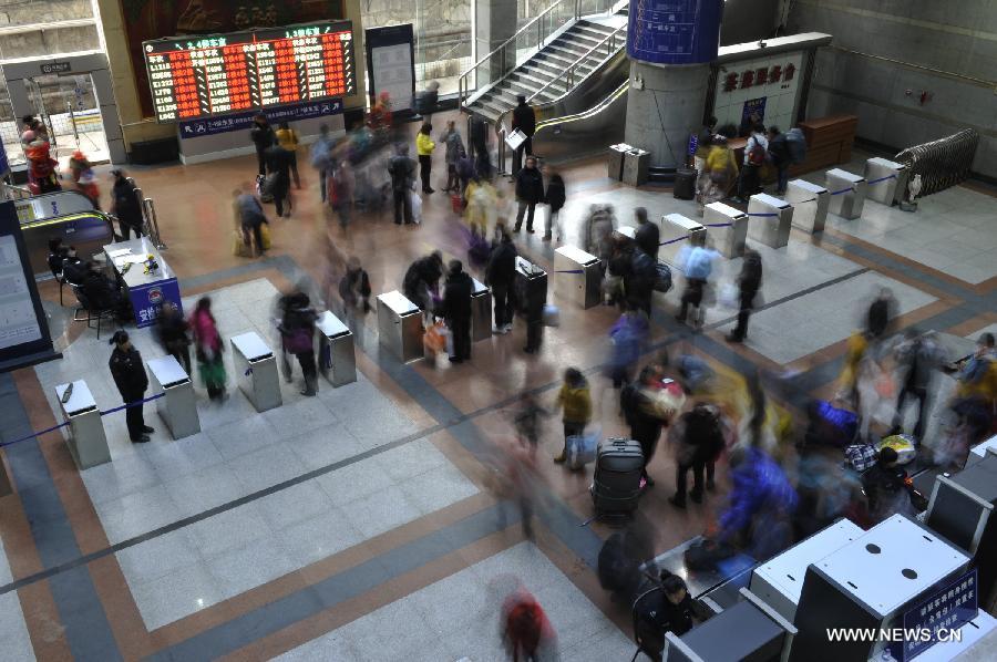 Passengers receive luggage check at Guiyang Railway Station in Guiyang, capital of southwest China's Guizhou Province, Feb. 15, 2013. China's railways will be tested Friday, when passenger flows peak at the end of the Spring Festival holiday. Some 7.41 million trips will be made on the country's railways with travelers returning to work as the week-long Lunar New Year celebration draws to a close, the Ministry of Railways said. (Xinhua/Ou Dongqu)  