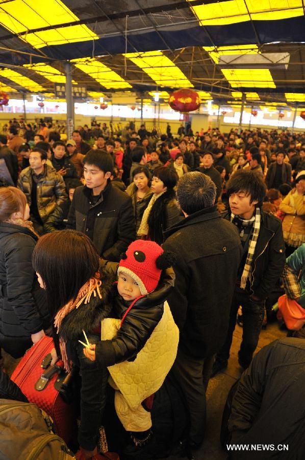 Passengers wait for entering Guiyang Railway Station in Guiyang, capital of southwest China's Guizhou Province, Feb. 15, 2013. China's railways will be tested Friday, when passenger flows peak at the end of the Spring Festival holiday. Some 7.41 million trips will be made on the country's railways with travelers returning to work as the week-long Lunar New Year celebration draws to a close, the Ministry of Railways said. (Xinhua/Ou Dongqu)  