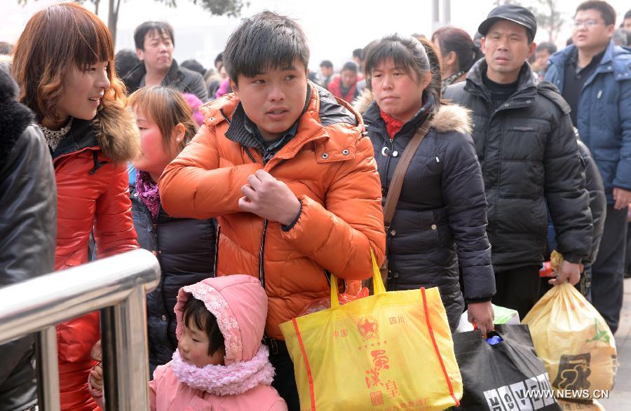 Passengers enter Zhengzhou Railway Station in Zhengzhou, capital of central China's Henan Province, Feb. 15, 2013. China's railways will be tested Friday, when passenger flows peak at the end of the Spring Festival holiday. Some 7.41 million trips will be made on the country's railways with travelers returning to work as the week-long Lunar New Year celebration draws to a close, the Ministry of Railways said. (Xinhua/Zhao Peng) 